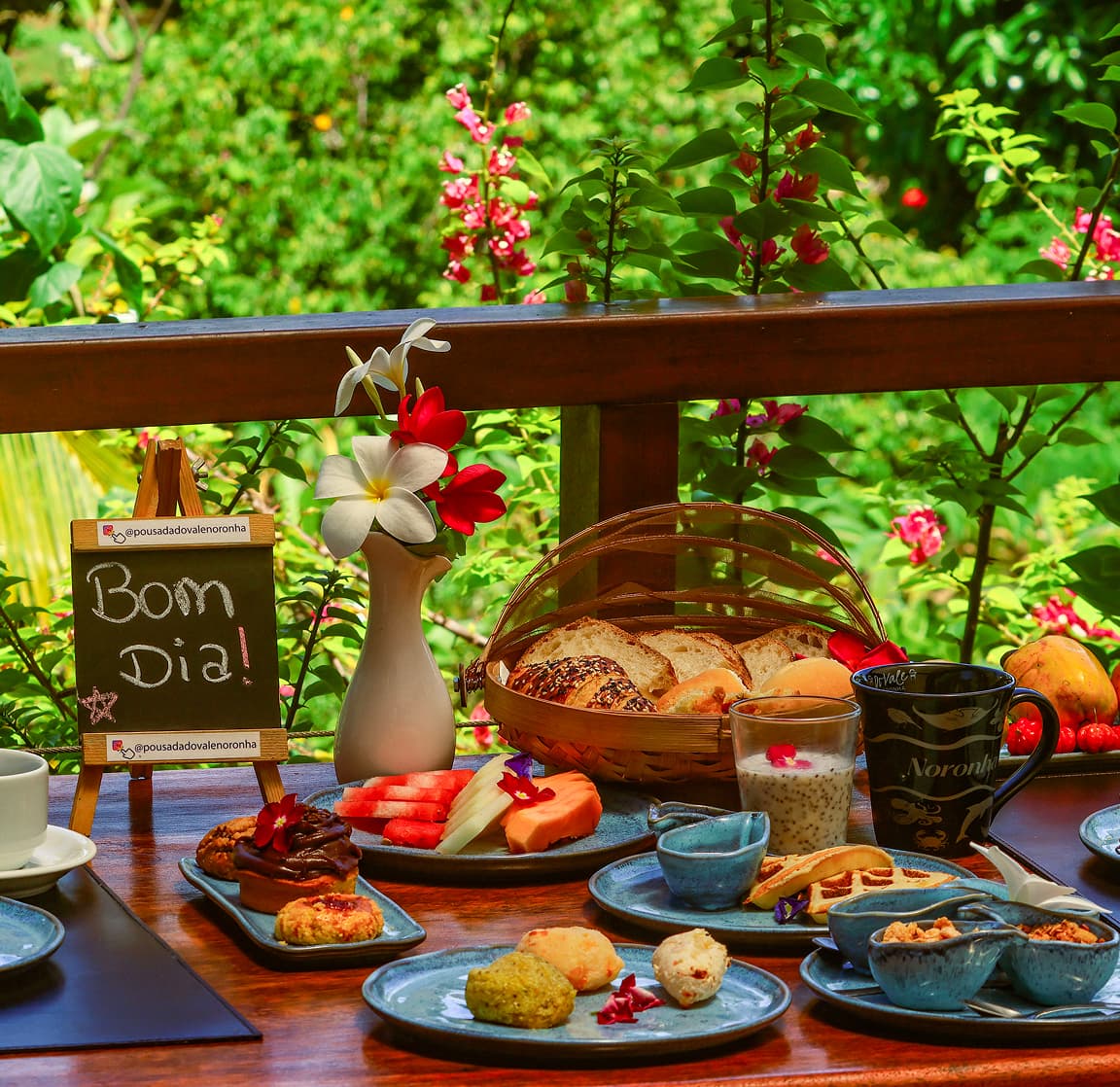 Café da manhã do Restaurante do Vale servido no deck com vista para o jardim tropical em Fernando de Noronha