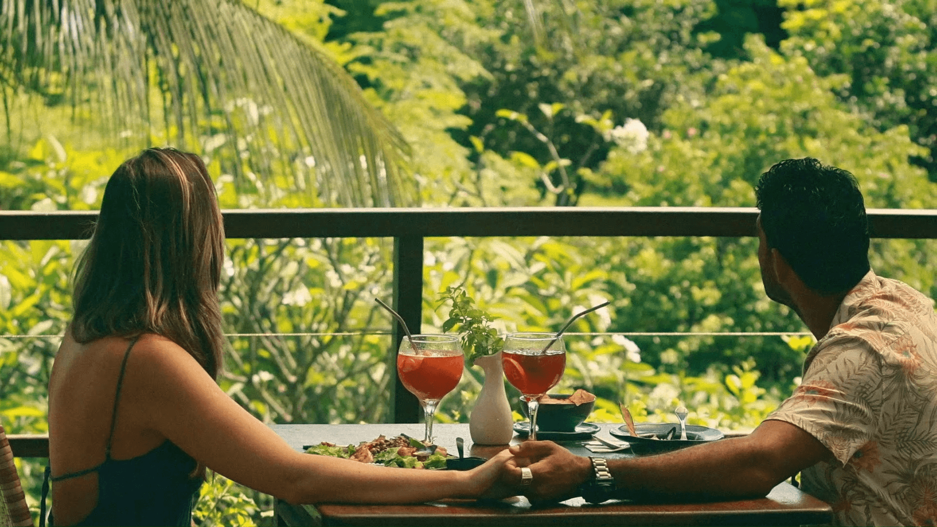 Jantar ao ar livre no Restaurante do Vale em Fernando de Noronha com serviço de mesa